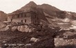 Tryho chata na dobov pohlednici; kolem roku 1910, po prvn pestavb