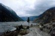 Kali Gandaki, údolí jímž sestupvali piloti havarovaného letadla i úspěšní horolezci po svém výstupu